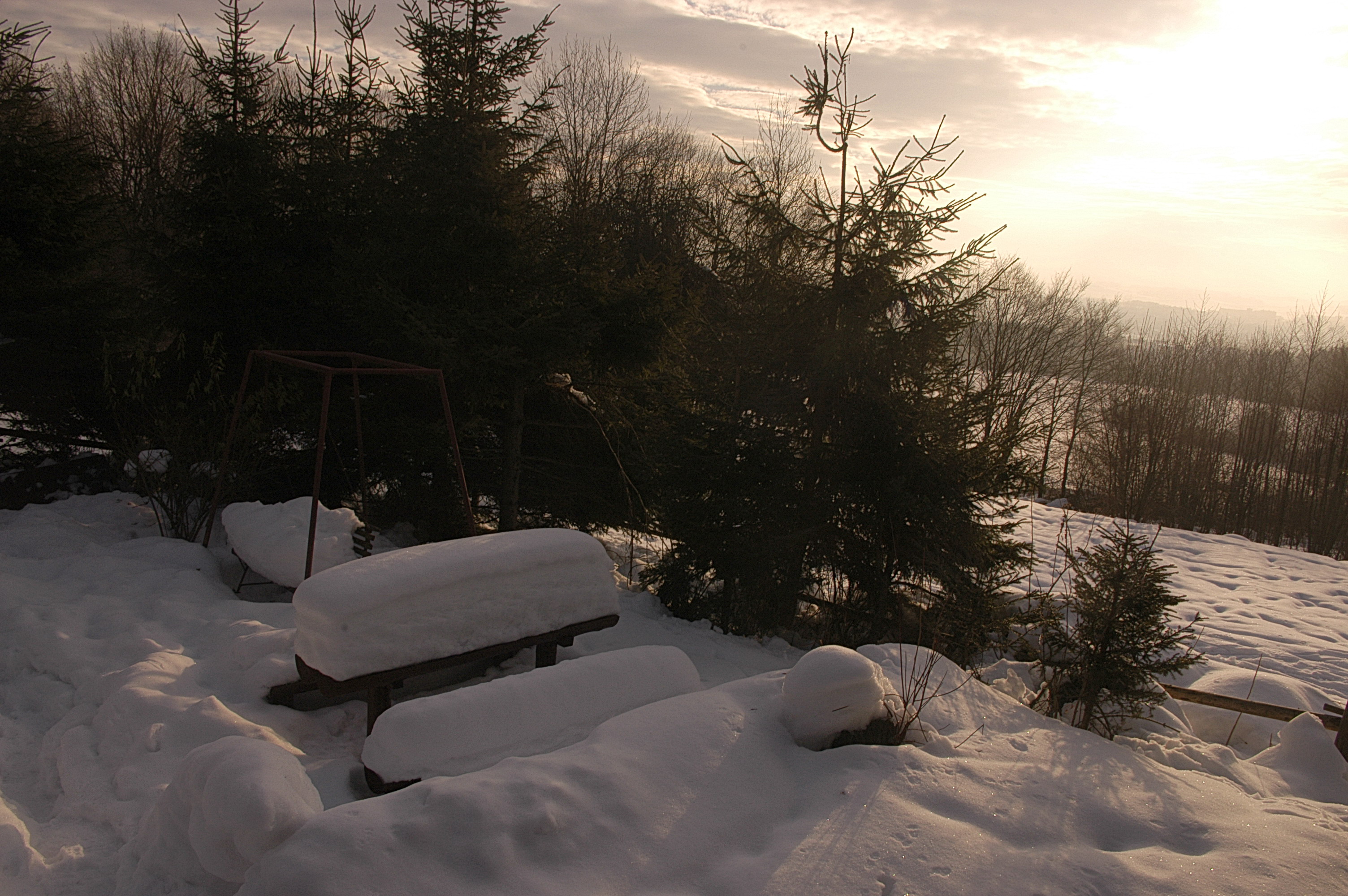 Pohľad z balkóna- zasnežený dvor
